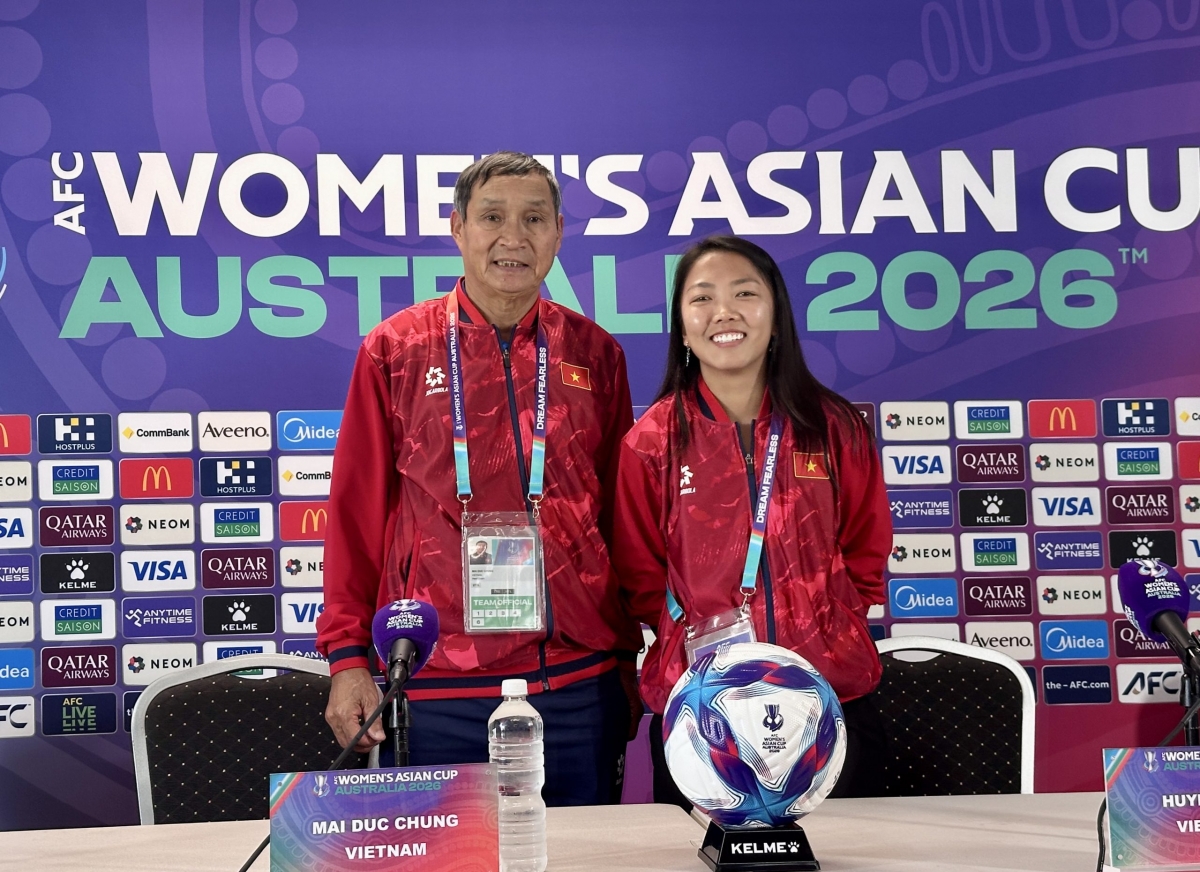 HLV Mai Đức Chung và đội trưởng Huỳnh Như tham dự buổi họp báo (ảnh: VFF)