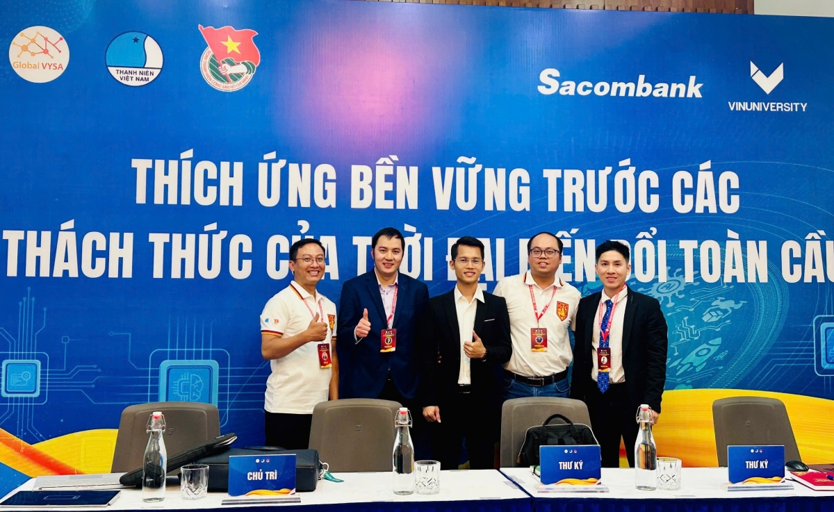 Dù công tác ở nước ngoài nhưng TS Phạm Anh Tuấn vẫn kết nối tri thức và ươm mầm tài năng trẻ Việt Nam thông qua các hoạt động của mình. Ảnh: nhân vật cung cấp
