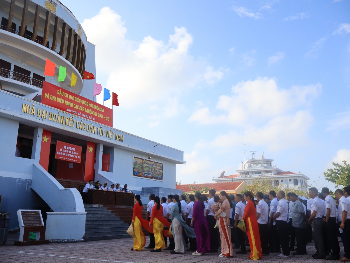 Khai mạc bầu cử tại khu vực bỏ phiếu số 16- đảo Đá Tây (Ảnh: CTV)