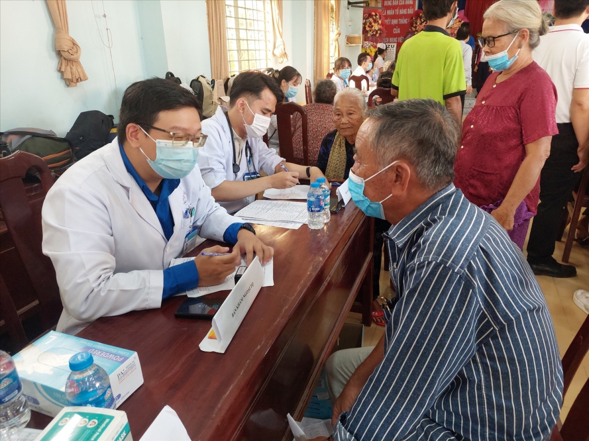 Từ năm 2026, người yếu thế được đề xuất khám sức khỏe định kỳ miễn phí. (Ảnh Internet)