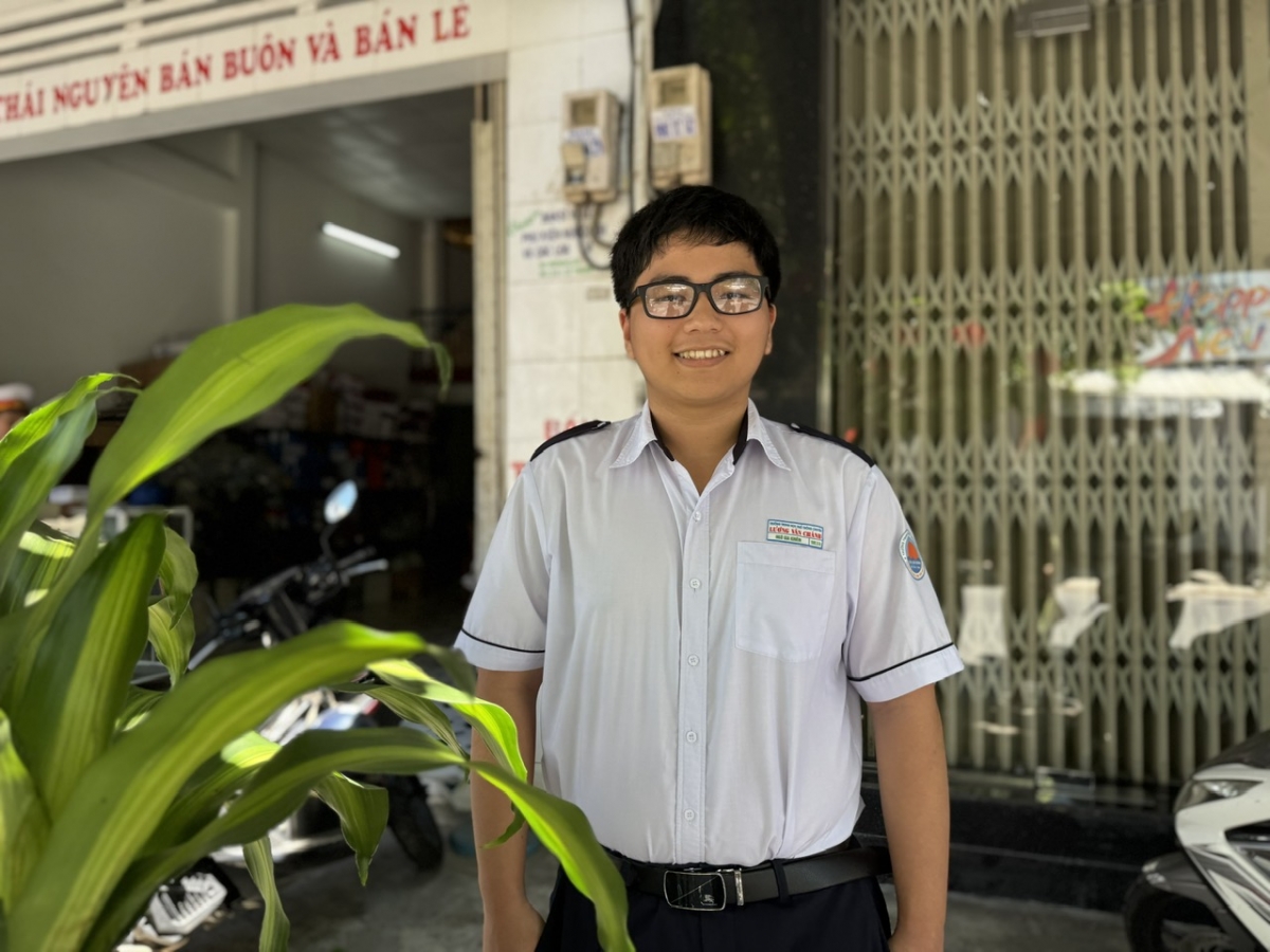 Ngô Gia Khiêm và niềm vui khi nhận kết quả tuyệt đối bài thi SAT (Ảnh: Thu Lương) 