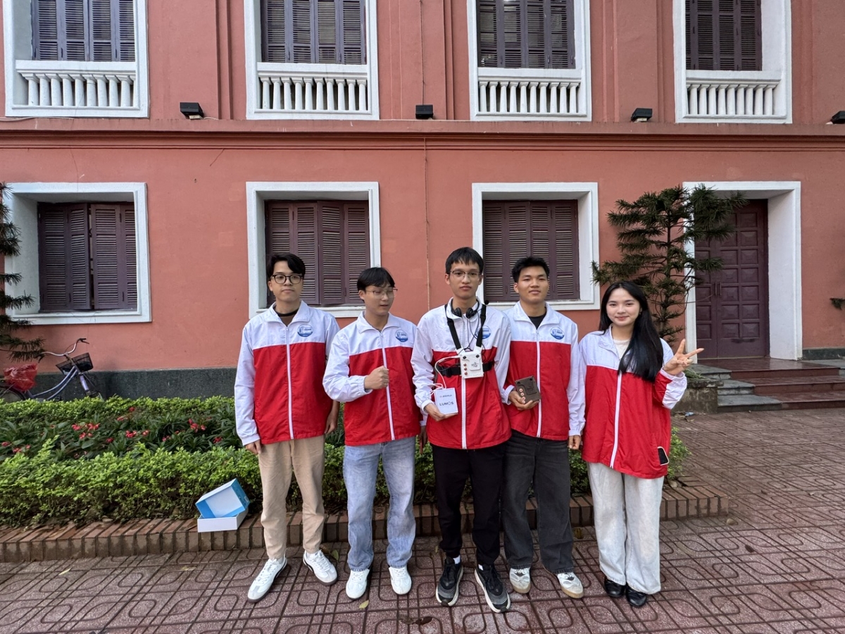 Nhóm inh viên với đề tài "Thiết bị đeo thông minh hỗ trợ người khiếm thị" - Ảnh : Thu Lương 