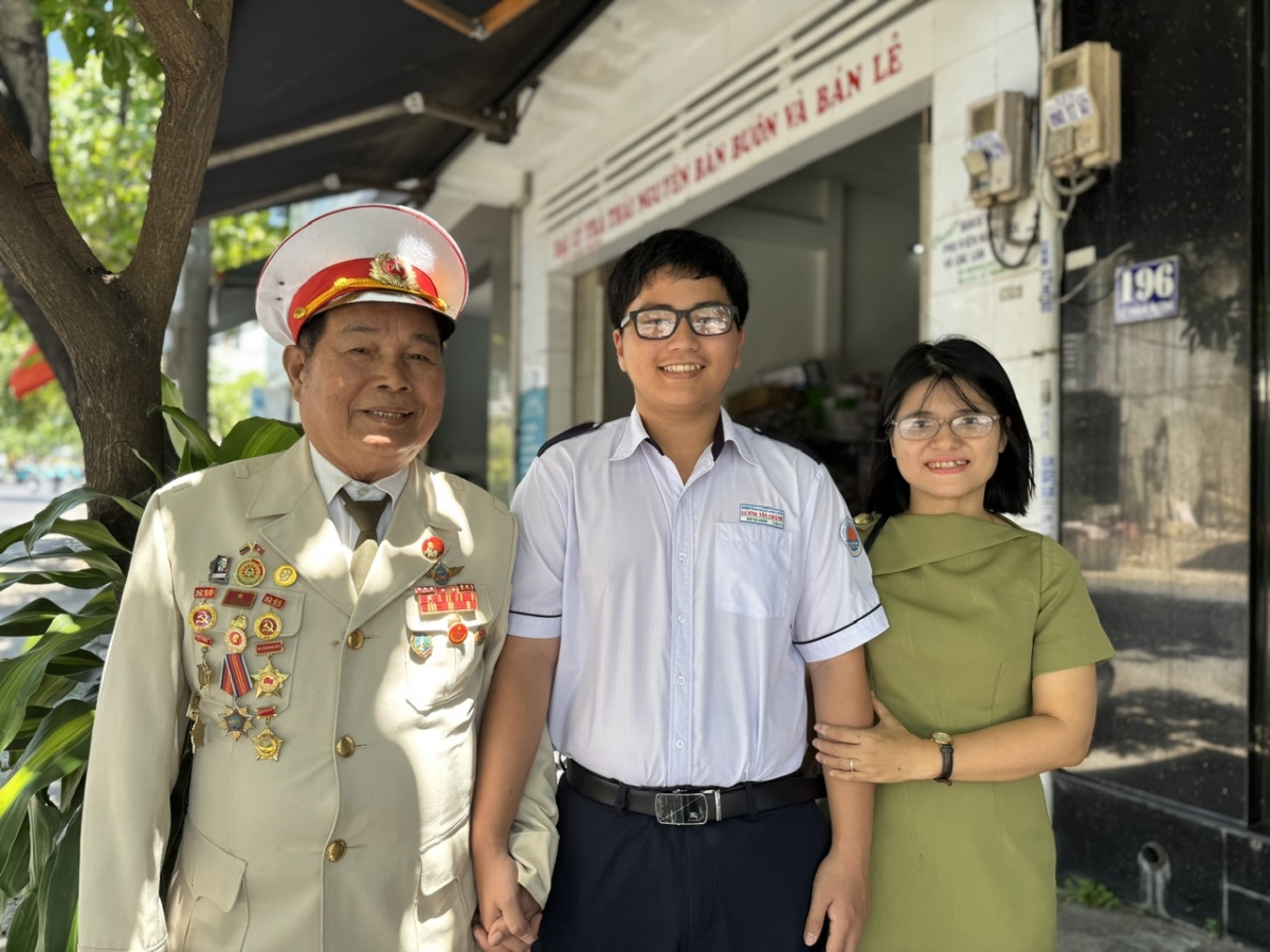 Ngô Gia Khiêm (giữa) cùng mẹ chị Tạ Khánh Linh và ông Nguyễn Đắc Tấn, lão thành cách mạng (Ảnh: Thu Lương)