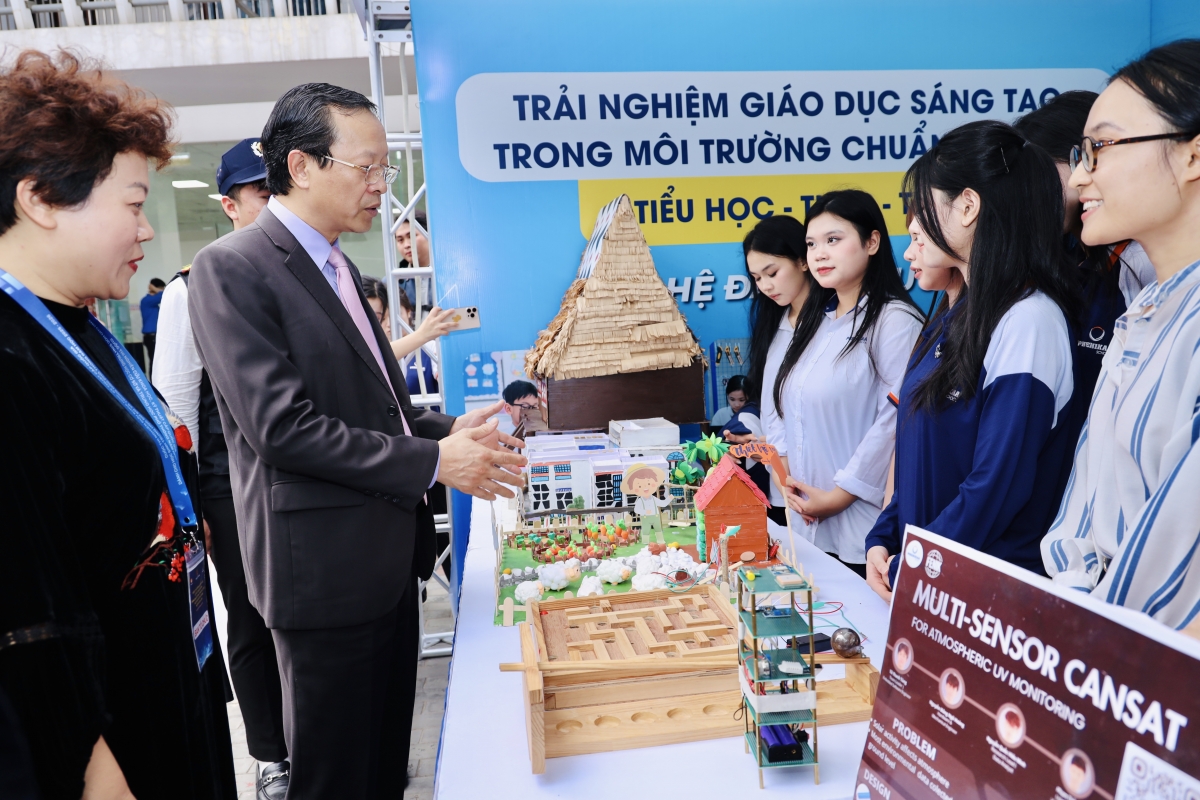 Thứ trưởng thường trực Bộ GD&amp;ĐT Phạm Ngọc Thưởng, Trưởng Ban Chỉ đạo Cuộc thi thăm khu vực trưng bày (Ảnh: BTC)