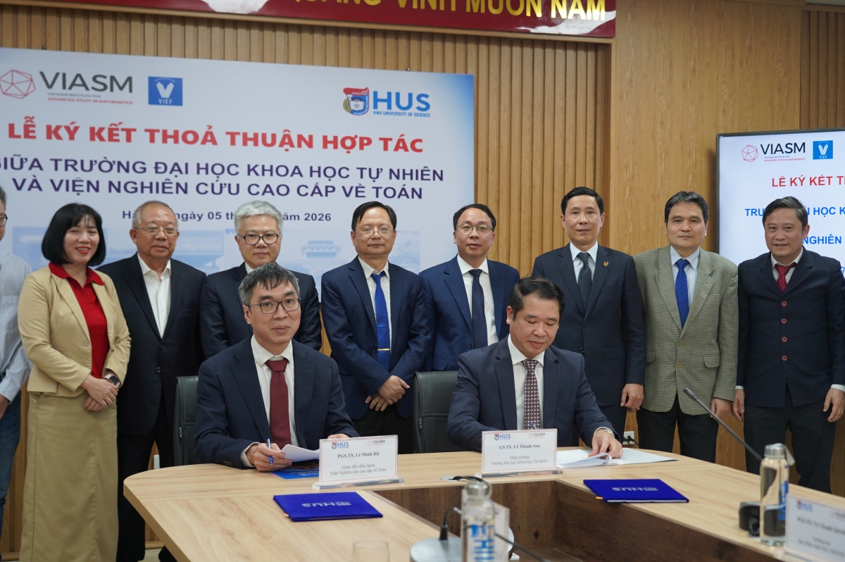 GS .TS. Lê Thanh Sơn – Hiệu trưởng Trường ĐHKHTN  và  PGS Lê Minh Hà Giám đốc điều hành VIASM ký thỏa thuận hợp tác đào tạo bậc Thạc sĩ và cử nhân ngành toán (Ảnh HUS)