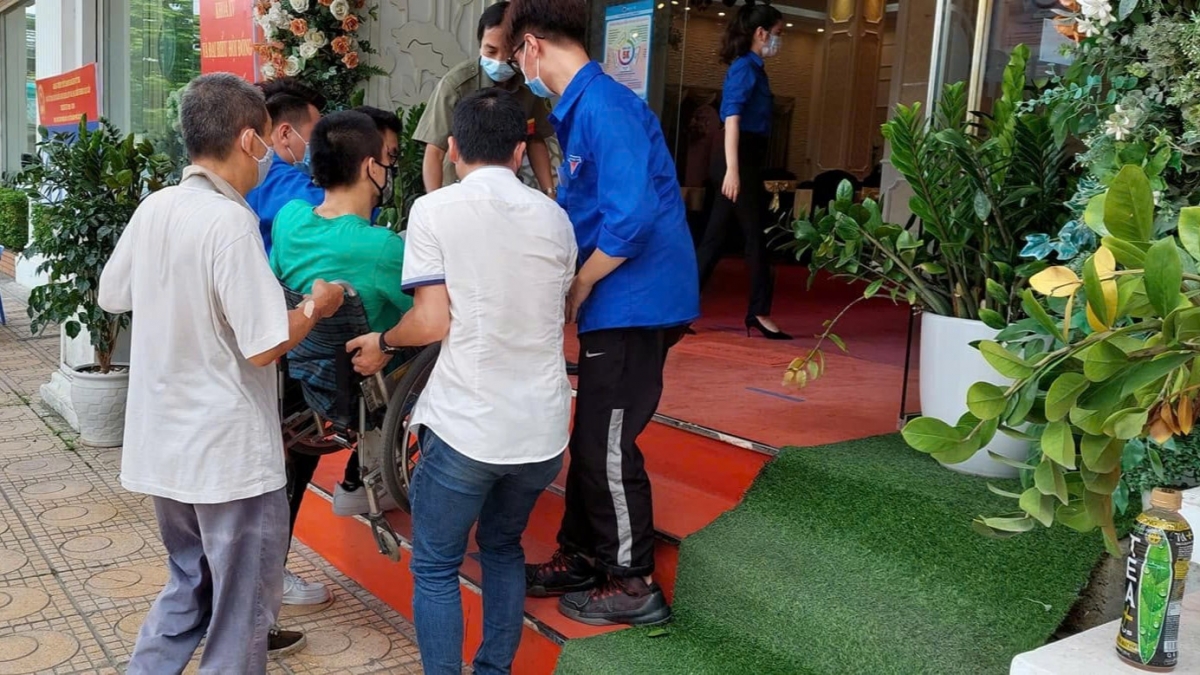 Hỗ trợ người khuyết tật tham gia bầu cử (Ảnh: NVCC)