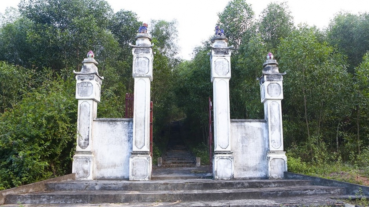 Cổng vào lăng mộ La Sơn Phu tử Nguyễn Thiếp. Ảnh: baohatinh.vn