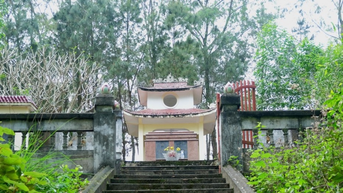 Lăng mộ La Sơn Phu tử Nguyễn Thiếp. Ảnh: baohatinh.vn