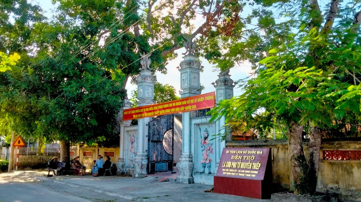 Cổng đền thờ La Sơn Phu tử Nguyễn Thiếp tại xã Kim Song Trường, huyện Can Lộc (cũ), nay là xã Trường Lưu, tỉnh Hà Tĩnh. Ảnh; baohatinh.vn