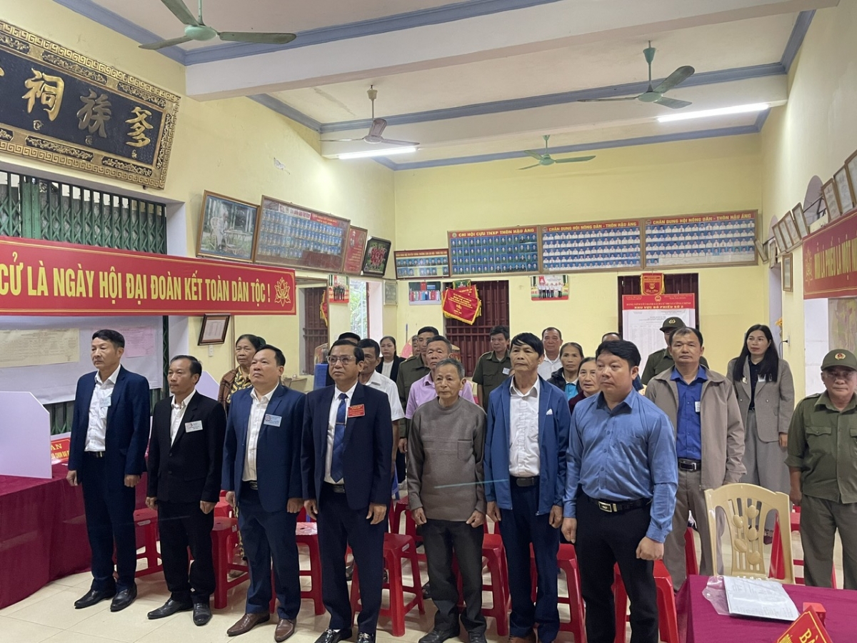 Lãnh đạo xã Công Chính cùng cử tri thực hiện nghi thức chào cờ
(Ảnh: CTV)