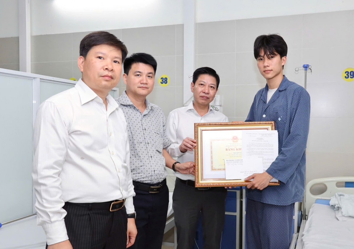 Sinh viên Nguyễn Lê Tú nhận bằng khen của Bộ GD-ĐT (Ảnh: moet)