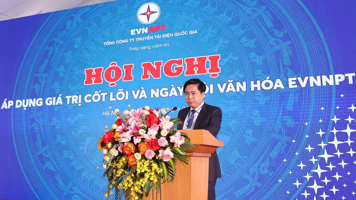 Ông Trương Hữu Thành -Tổng Giám đốc EVNNPT đánh giá cao sự đầu tư công phu, cách ứng dụng văn hóa doanh nghiệp vào trong các phần thi của các đơn vị (Ảnh: BTC)