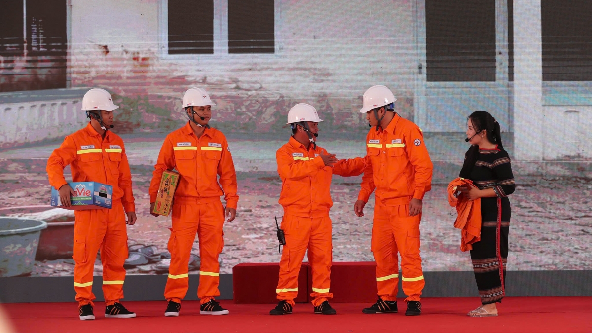 Đến với dân, tuyên truyền cho người dân hiểu để cùng tham gia bảo vệ trụ điện, đường dây cao áp (Ảnh: BTC)