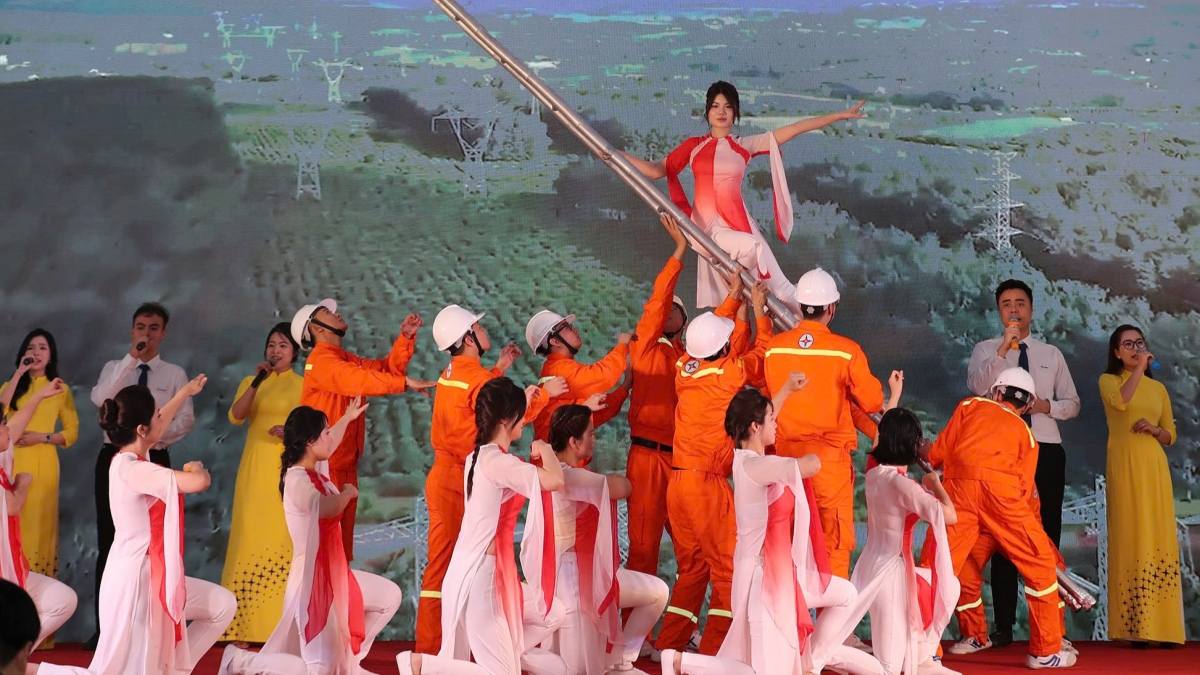 Tiết mục văn nghệ được dàn dựng công phu của Ban Quản lý dự án các công trình điện miền Bắc (Ảnh: BTC)