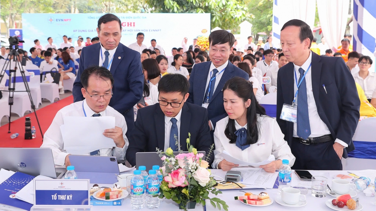 Tổ thư ký cùng các thành viên ban giám khảo họp và tổng kết điểm cho các phần thi (Ảnh: BTC)