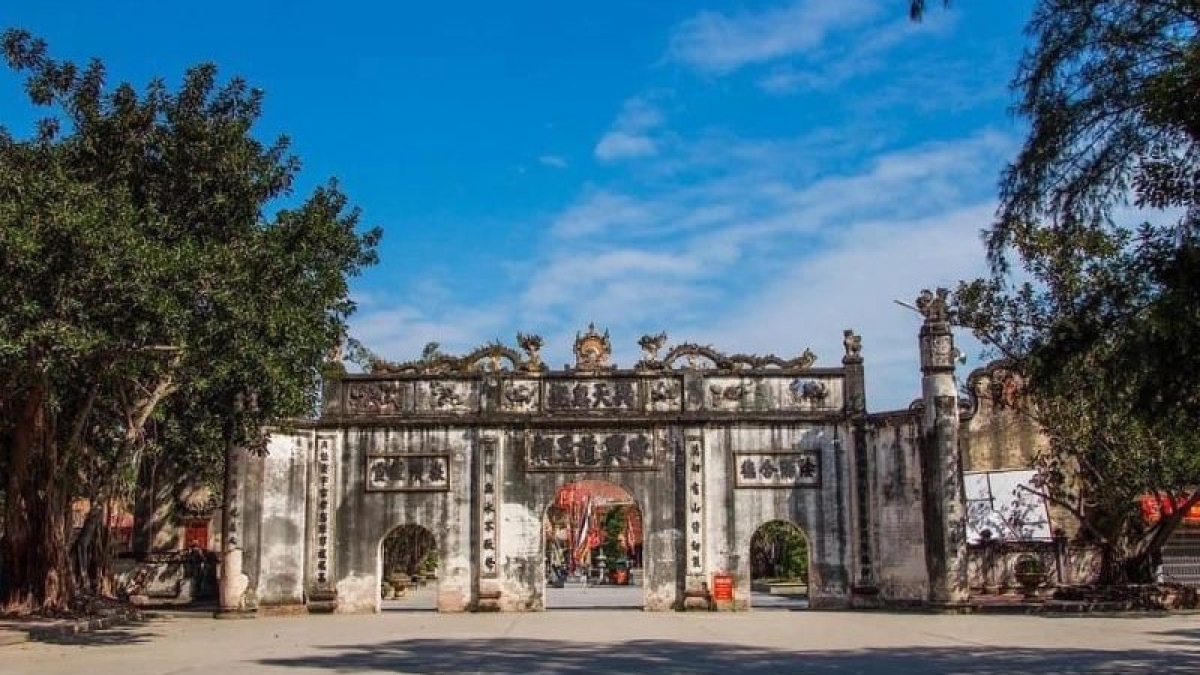 Nghi môn đền Kiếp Bạc. Ảnh: Traveloka