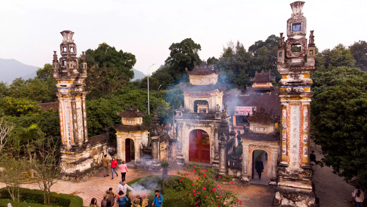 Nhân dân đến thắp hương tưởng nhớ Thái sư Cương Quốc công Nguyễn Xí. Ảnh: baonghean.vn