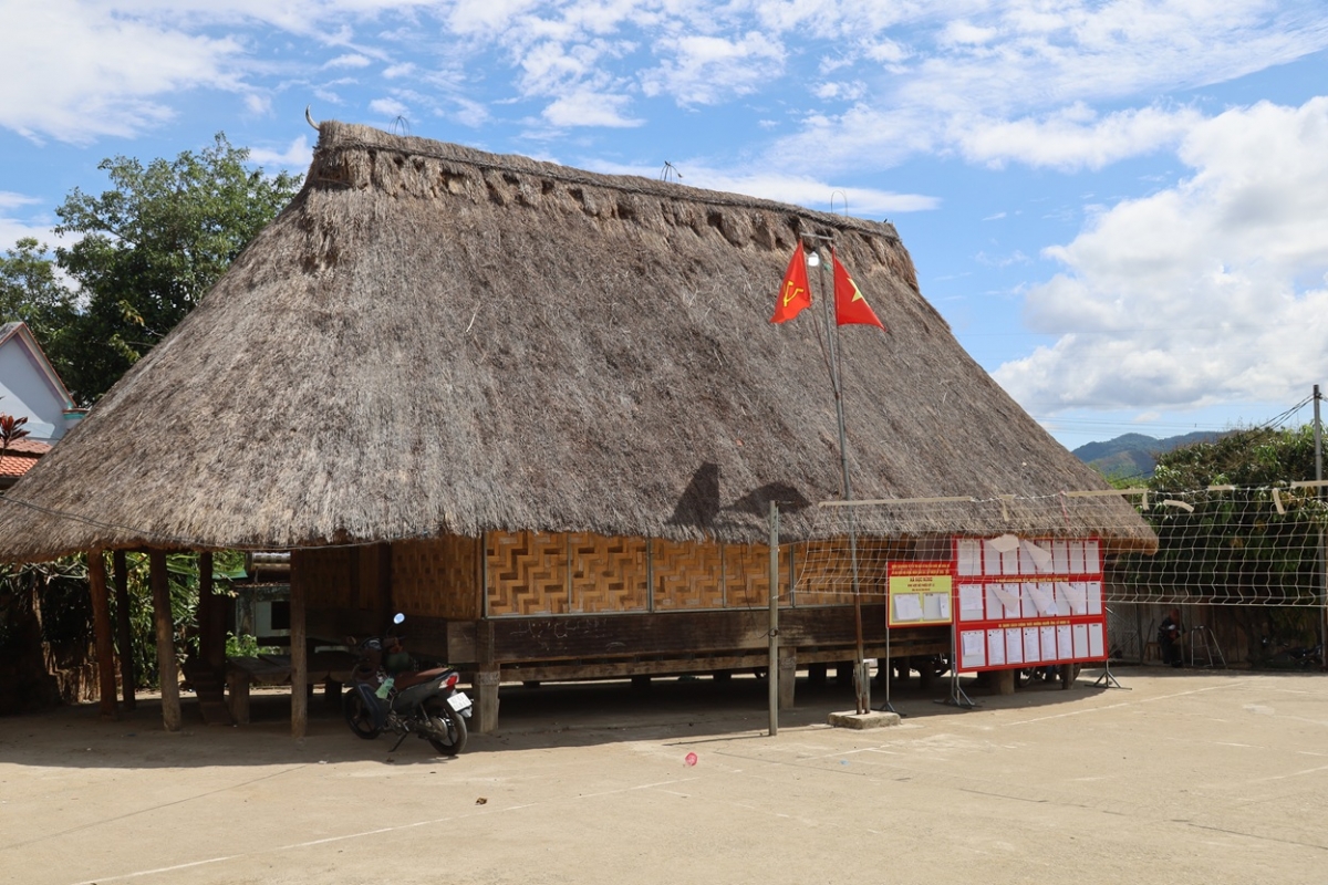 Nhà rông khu vực bỏ phiếu số 12 (Nhà văn hóa thôn Đăk Hú), xã biên giới Dục Nông, tỉnh
Quảng Ngãi 