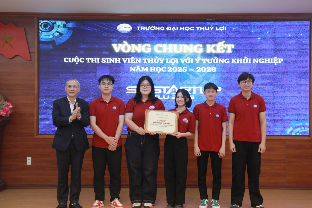 Nhóm nghiên cứu giành giải nhất cuộc thi (Ảnh Thu Lương)