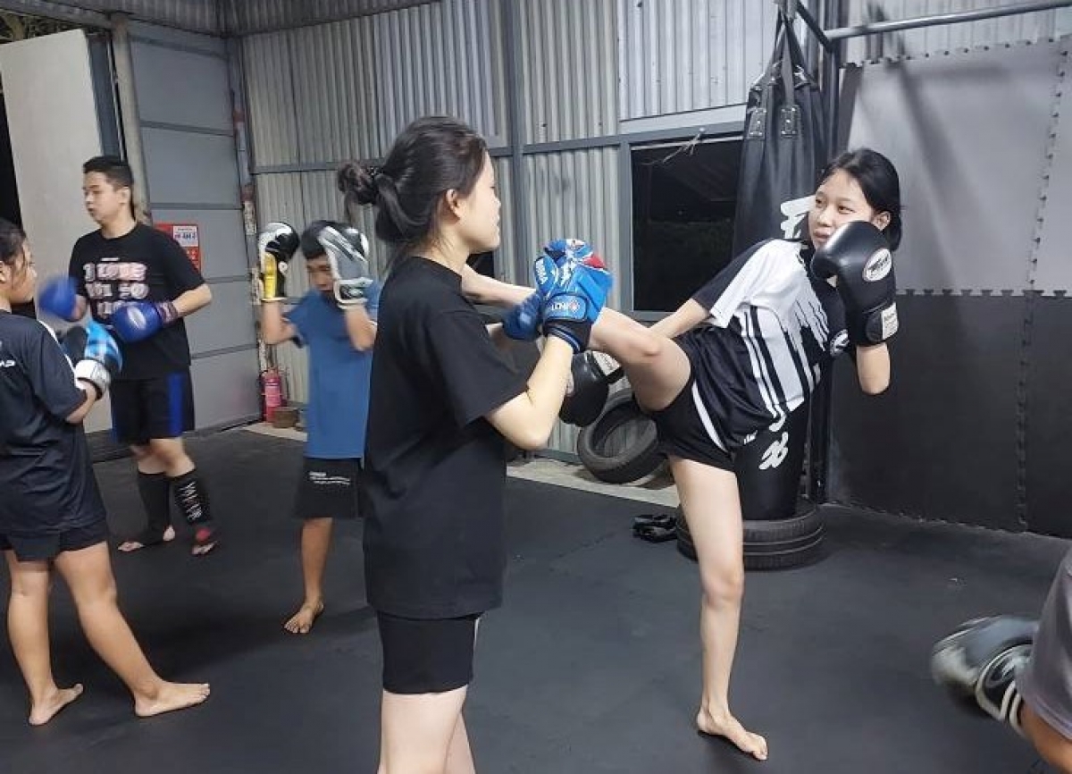 Cùng việc thông báo và tìm sự trợ giúp từ người thân, bạn bè và lực lượng chức năng, các bạn nữ nên tham gia tập luyện, đặc biệt võ thuật nhằm tăng khả năng linh hoạt, tự tin và sớm nhận diện được nguy cơ mất an toàn trong nhiều trường hợp.