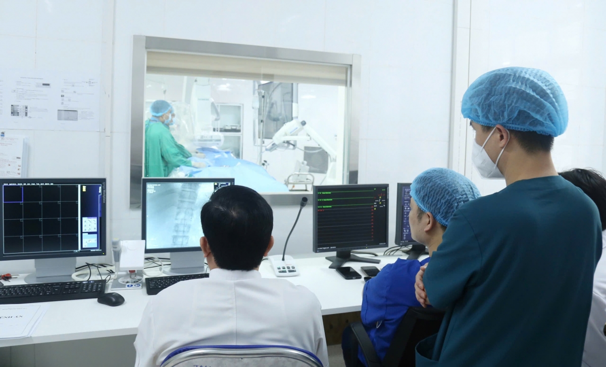 Ê-kíp thực hiện chụp nút mạch điều trị ung thư gan. Ảnh: BV cung cấp