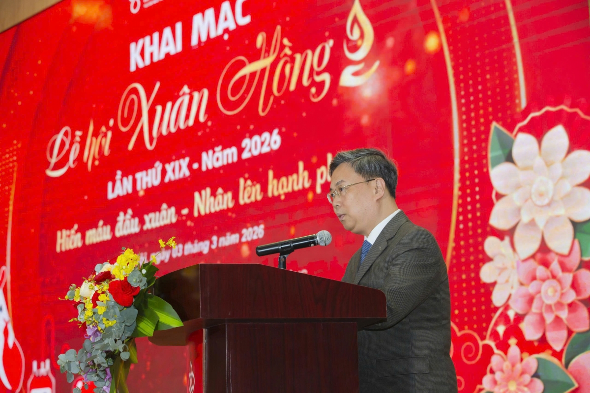 PGS.TS. Nguyễn Hà Thanh gửi lời cảm ơn người hiến máu tình nguyện tại lễ hội Xuân hồng. Ảnh: BV cung cấp