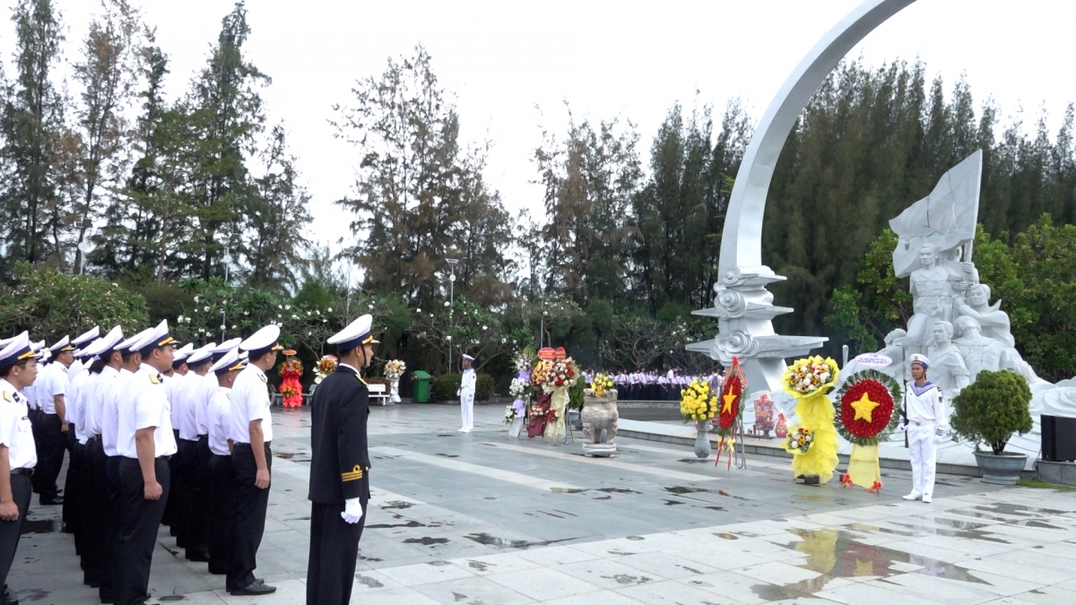 Đông đảo CBCS dâng hương tại khu tưởng niệm chiến sĩ Gạc Ma ngày 14-3 hàng năm (Ảnh: CTV)