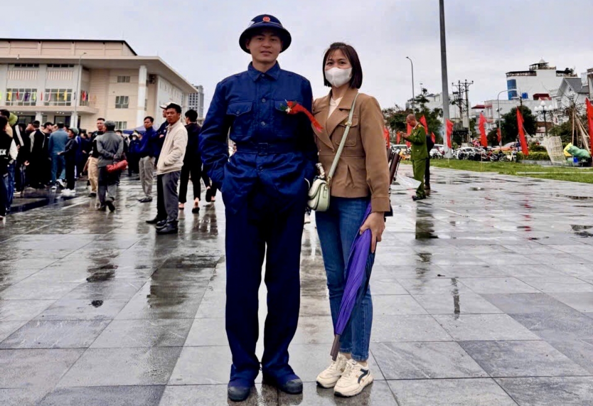 Tân binh Mai Đăng Đức đã tốt nghiệp Học viện Báo chí và Tuyên truyền viết đơn tình nguyện nhập ngũ, cùng mẹ trong buổi ra quân sáng 4/3 (Ảnh: Viết Tôn)