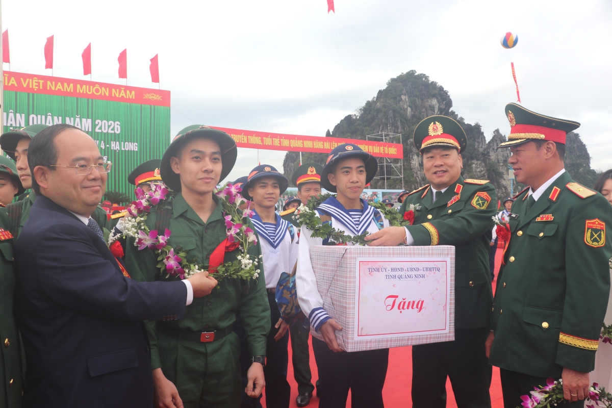 Ông Quản Minh Cường và Trung tướng Lê Quang Đạo động viên tân binh nhập ngũ (Ảnh: Viết Tôn)