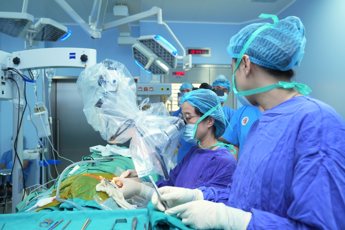 Các bác sĩ BVTWQĐ 108 ứng dụng hệ thống Nucleus SmartNav giúp tối ưu kết quả phẫu thuật cấy ốc tai điện tử, phục hồi thính giác cho người bệnh  (Ảnh: BVCC)