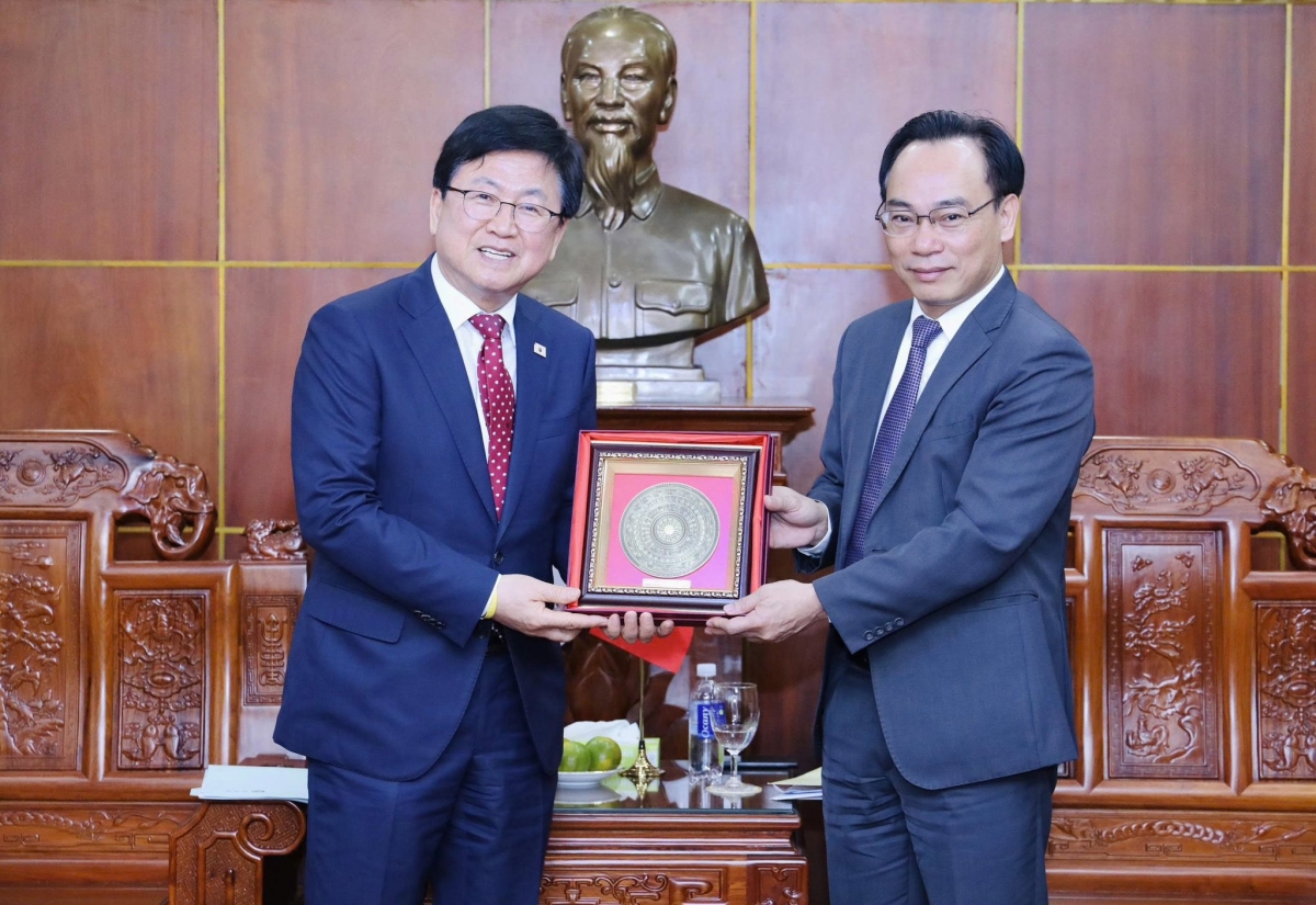 Quyền Bộ trưởng Hoàng Minh Sơn tặng quà lưu niệm cho Bộ trưởng Bộ Giáo dục Hàn Quốc Choi Kyo Jin (Ảnh: MOET)