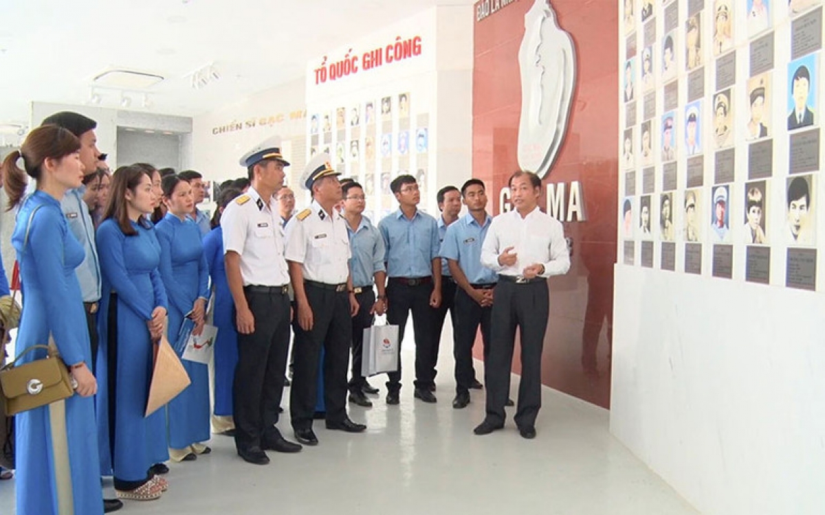 Tham quan khu tưởng niệm Gạc Ma (Ảnh: CTV)