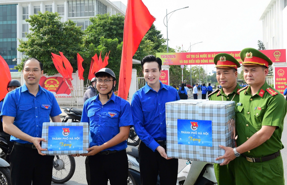 Đại diện Thành đoàn Hà Nội tặng quà cho đoàn xe tuyên truyền về bầu cử. Ảnh: TĐHN
