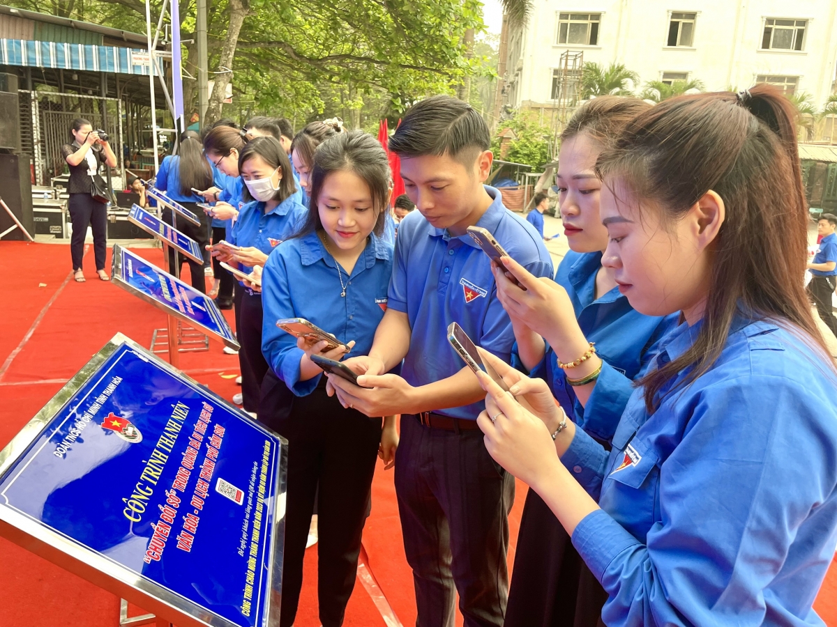 Thanh niên đi đầu trong chuyển đổi số. Ảnh: mst.gov.vn