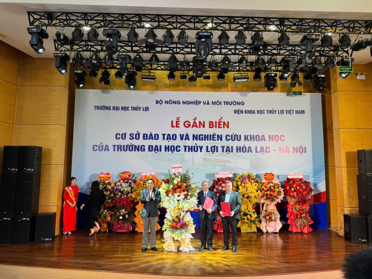 Thứ trưởng Nguyễn Quốc Trị trao quyết định cho Trường Đại học Thủy Lợi và Viện Khoa học Thủy Lợi Việt Nam. (Ảnh: Thu Lương ) 