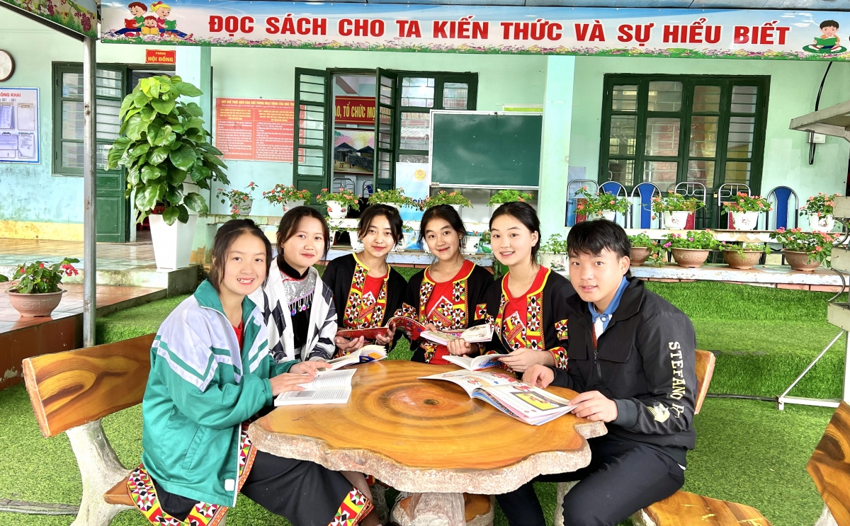 Các em học sinh vùng cao thích thú với những cuốn sách được tặng