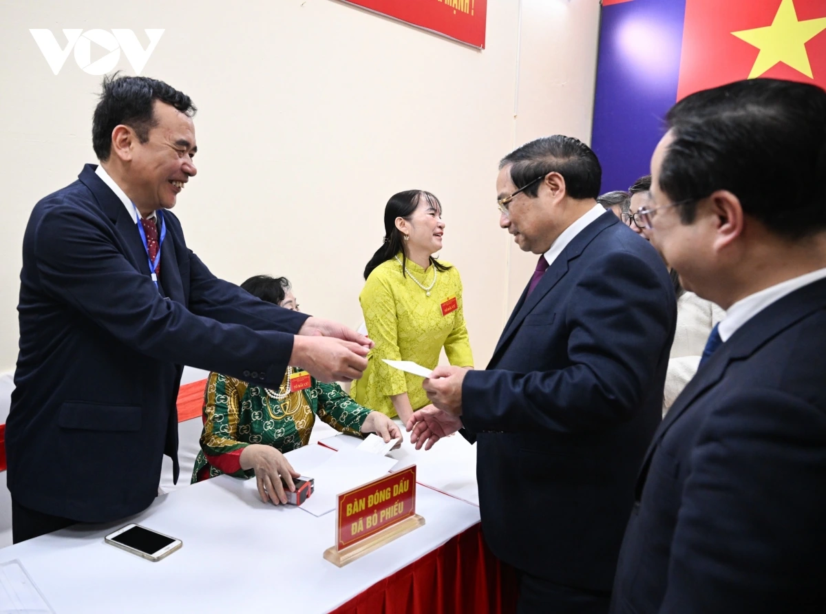 Thủ tướng Phạm Minh Chính bỏ phiếu bầu tại Khu vực bỏ phiếu số 21, phường Tây Hồ, thành phố Hà Nội