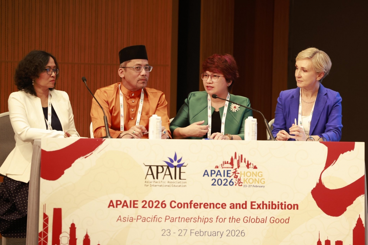 PGS.TS Nguyễn Thu Thủy, Cục trưởng Cục đào tạo quốc tế, Bộ GD-ĐT thảo luận cùng đại diện Bộ GD-ĐT các nước tham gia Hội nghị và Triển lãm giáo dục quốc tế khu vực Châu Á- Thái Bình Dương
(APAIE) diễn ra tại Hồng Kong (Ảnh: MOET) 