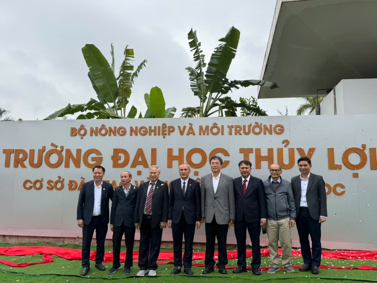 Các thế hệ lãnh đạo nhà trường trước biển hiệu Trường Đại học Thủy Lợi tại Hòa Lạc
(Ảnh: Thu Lương)