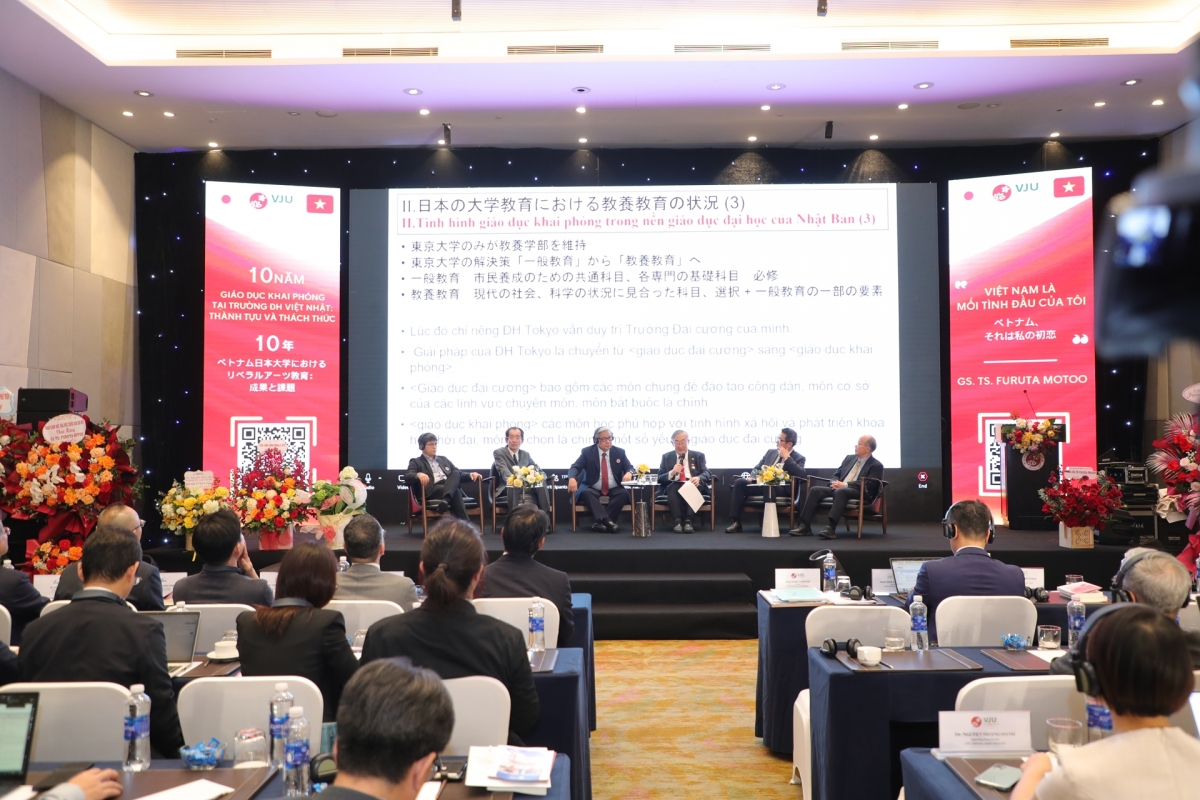 Tọa đàm Giáo dục khai phóng do GS Furuta Motoo và các nhà khoa học ĐHQG HN chủ trì
(Ảnh VNU )