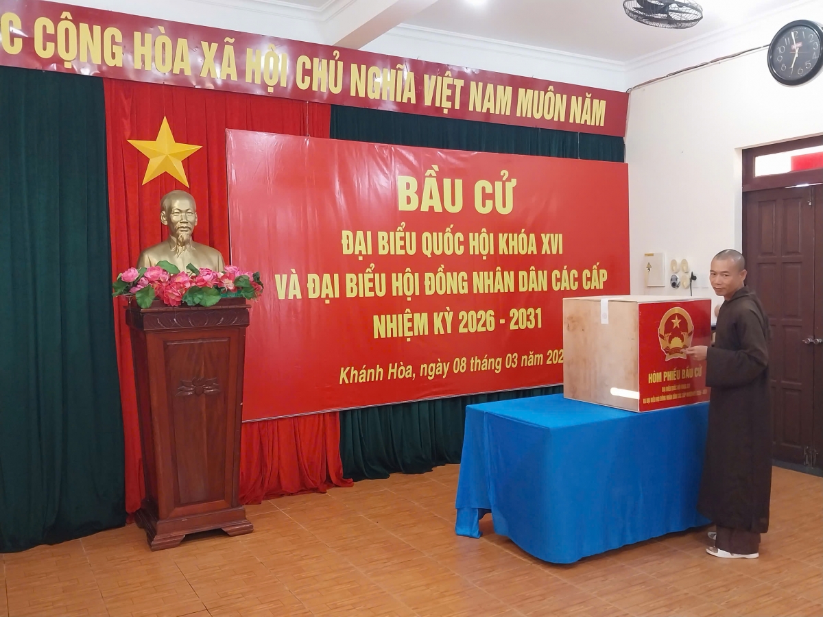 Trụ trì chùa Trường Sa Đông thực hiện quyền công dân (Ảnh: CTV)