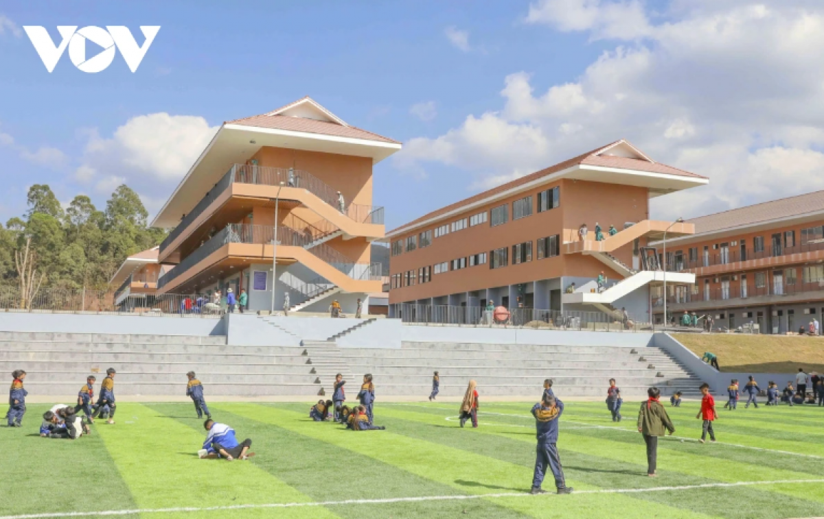 Trường Phổ thông nội trú liên cấp Tiểu học và THCS Si Pa Phìn (Điện Biên) – ngôi trường liên cấp nội trú đầu tiên được khởi công và khánh thành trong cả nước đã hoàn thiện sau 151 ngày thi công thần tốc
(Ảnh: vov.vn)
