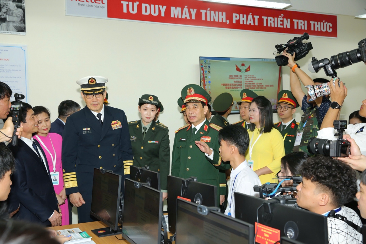 Hai Bộ trưởng tham quan phòng máy vi tính của trường Trần Phú (Ảnh: Trọng Đức)