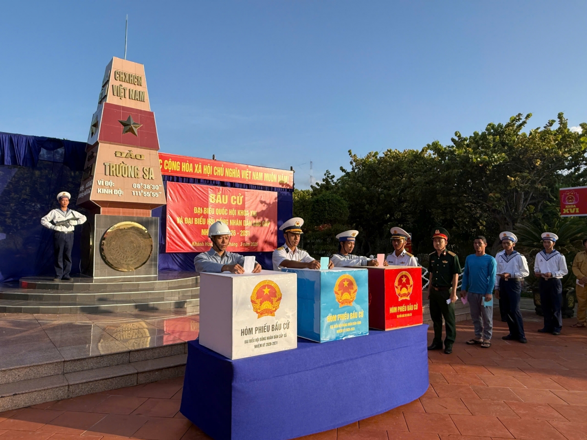 Các cử tri thực hiện quyền công dân của mình (Ảnh CTV)