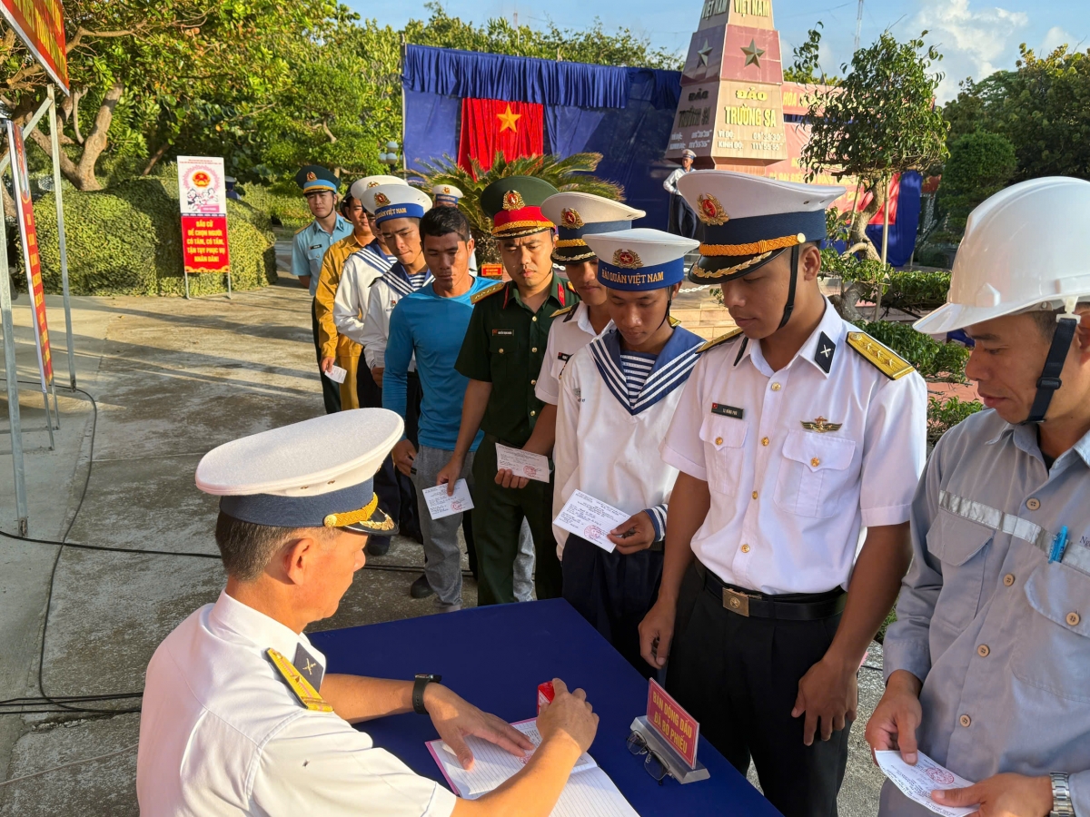 Nhận lại thẻ cử tri sau khi được đóng dấu "Đã bỏ phiếu" (Ảnh: CTV)