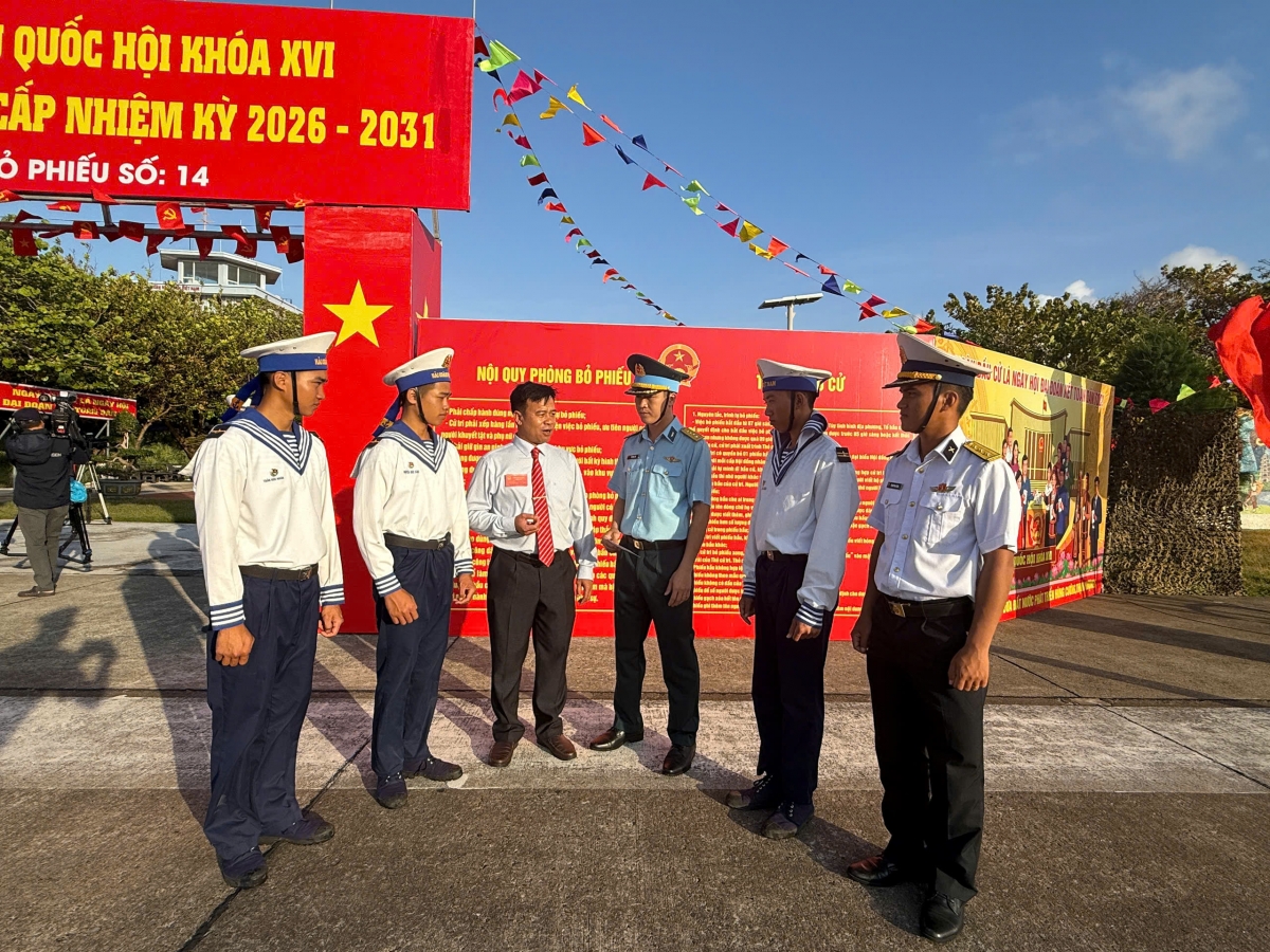 Đồng chí Phạm Thanh Liêm, Chủ tịch UBND đặc khu Trường Sa trò chuyện với cử  tri ​​​​​sau khi hoàn thành nhiệm vụ bầu cử (Ảnh: CTV)