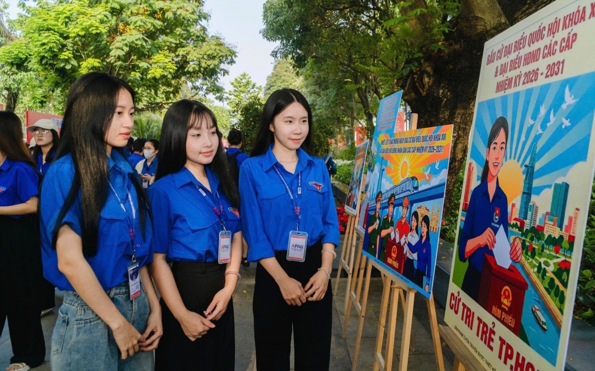 Đoàn viên thanh niên sinh viên TP Hồ Chí Minh tích cực tìm hiểu thông tin về bầu cử.
Ảnh: tienphong.vn