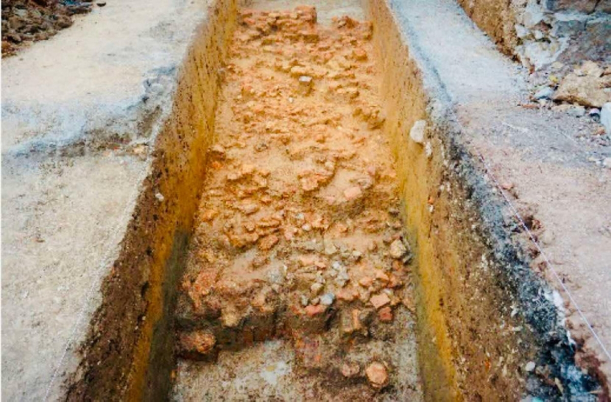 Lớp đất đắp thân tường bên trong. Ảnh: Viện Khảo cổ học Việt Nam