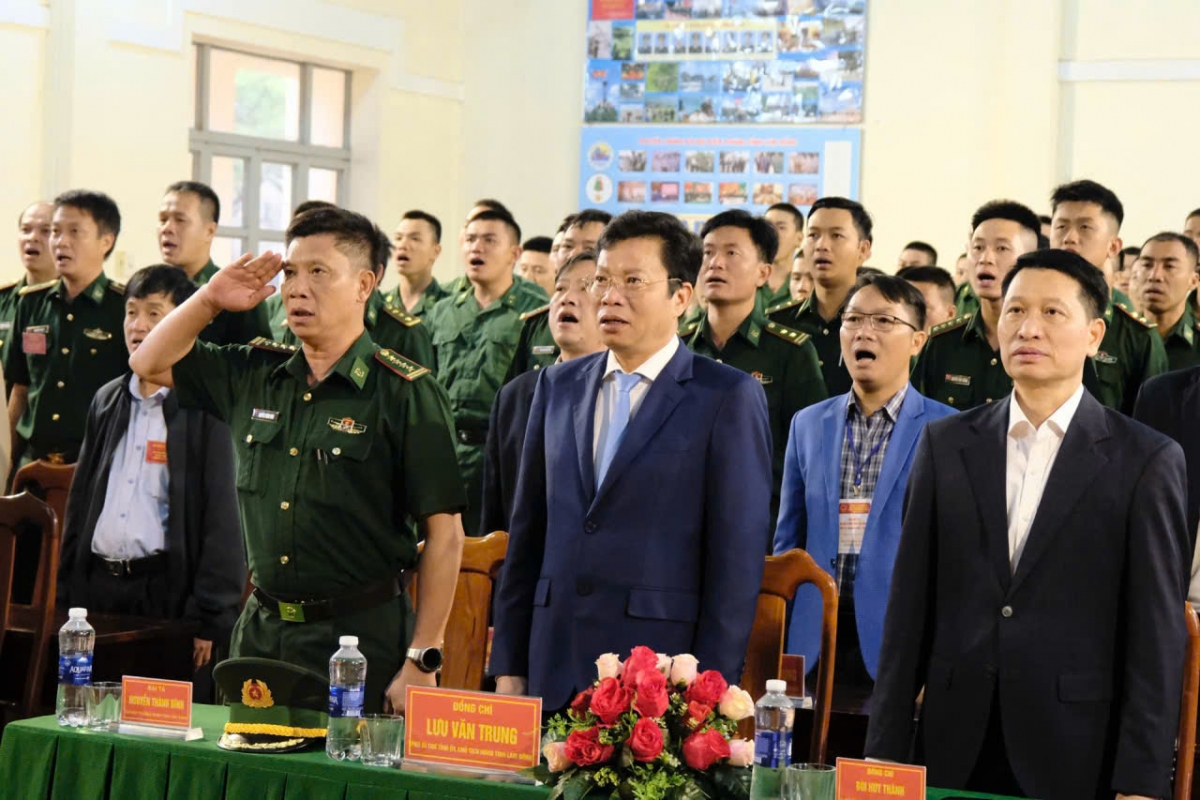 Đồng chí Lưu Văn Trung, Phó Bí thư Tỉnh ủy, Chủ tịch HĐND tỉnh Lâm Đồng dự, chỉ đạo bầu cử sớm tại Tiểu đoàn Huấn luyện cơ động 1, xã Thuận Hạnh (Ảnh: CTV)