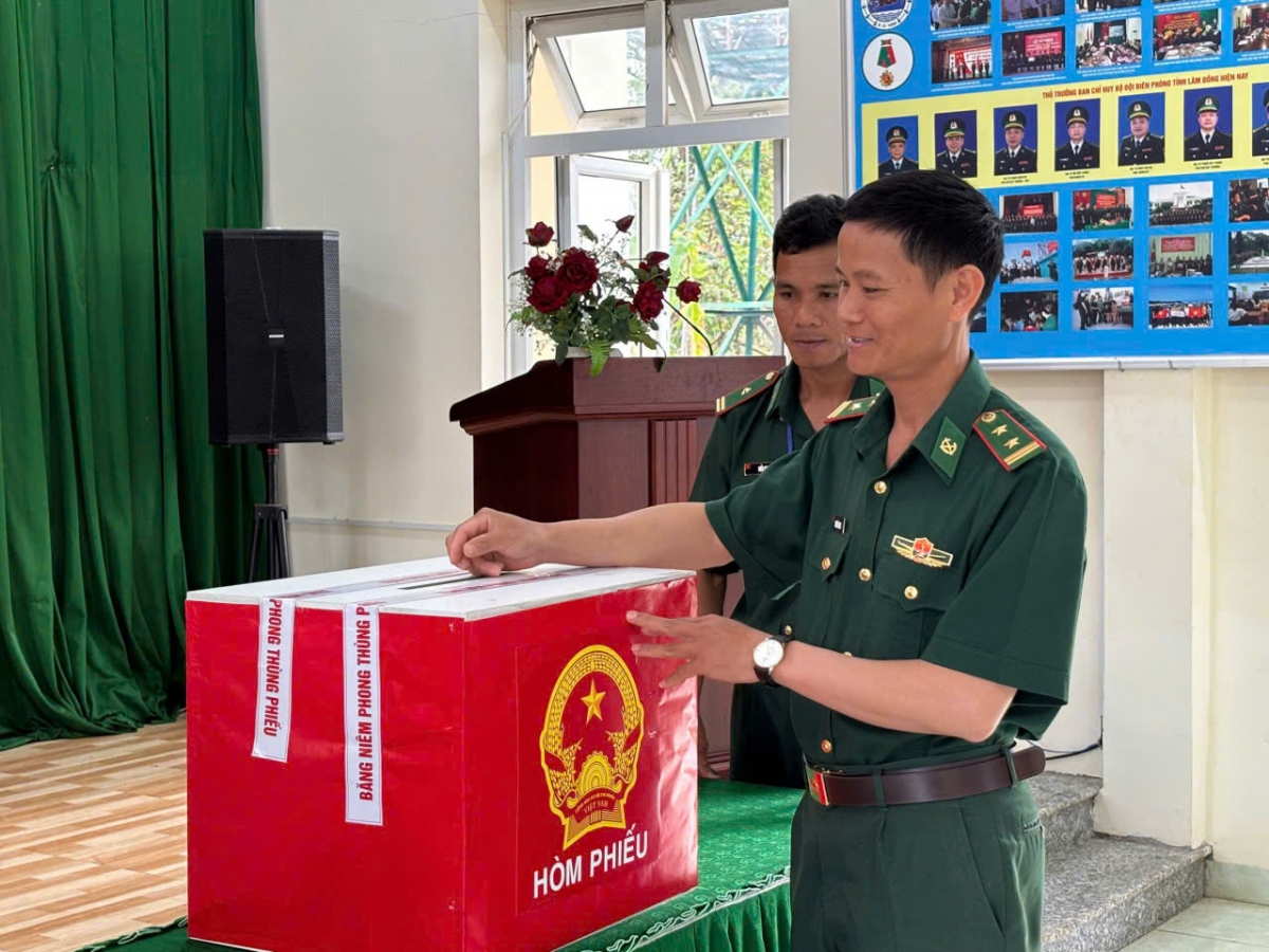 CBCS biên phòng đặt niềm tin vào từng lá phiếu (Ảnh: CTV)